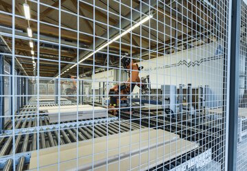 Die CNC-Anlage wird mit Roboter beschickt. | © RIWAG Türen AG