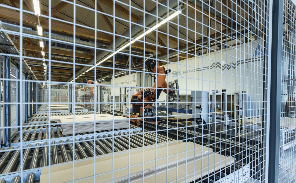 Die CNC-Anlage wird mit Roboter beschickt. | © RIWAG Türen AG