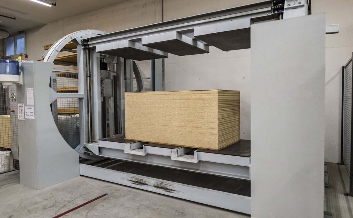 Türenmittellagen werden auf dem Stapelwender für die Produktion vorbereitet. | © RIWAG Türen AG